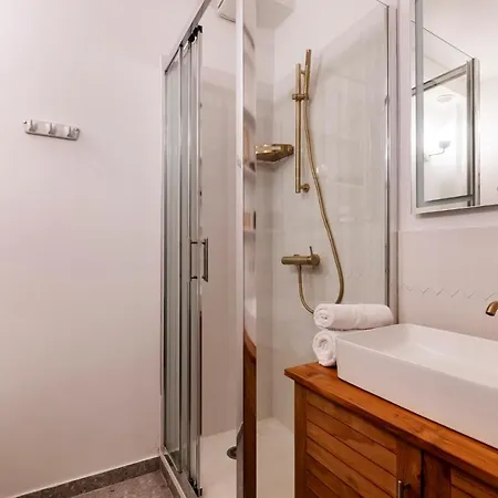 Veeve - Rustic Allure * פריז